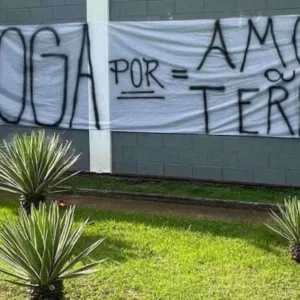 Torcida do Corinthians protesta no CT antes de treino