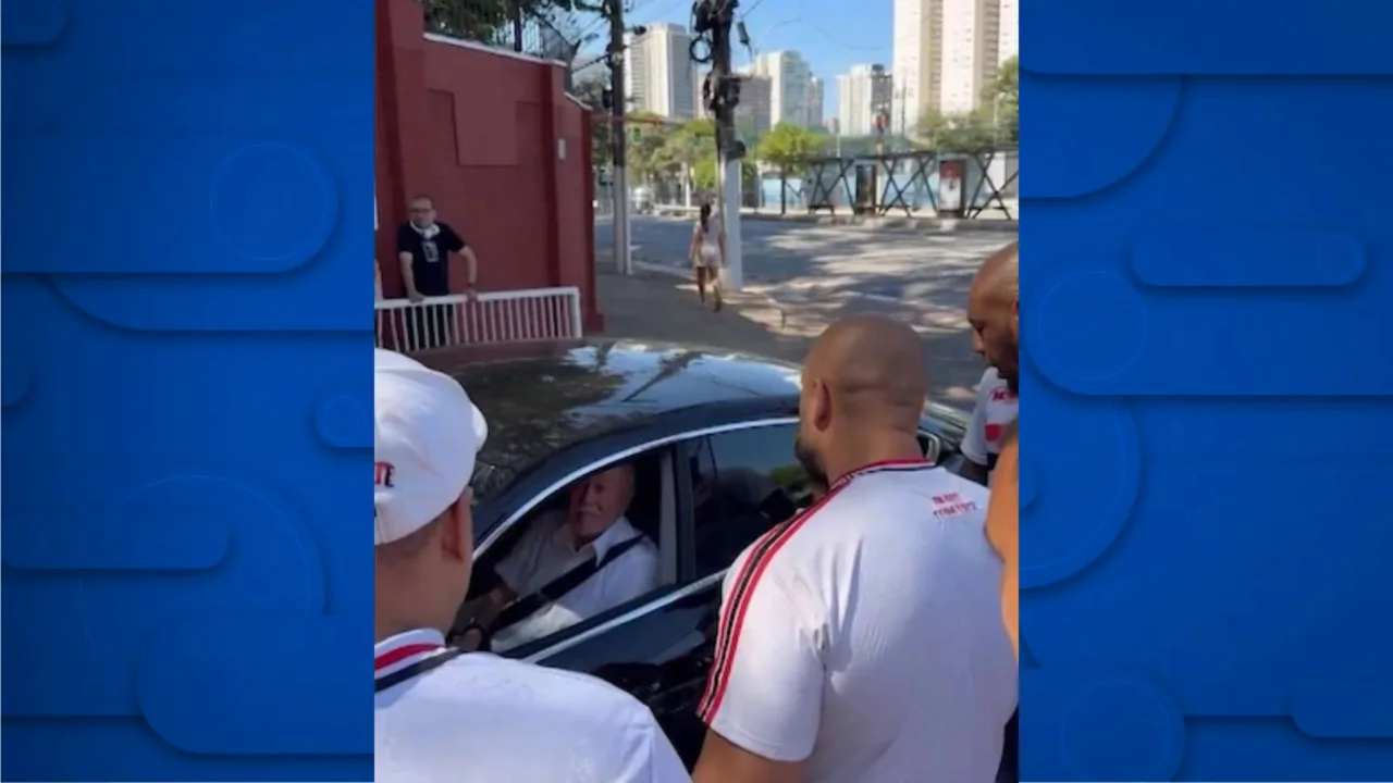 Torcida do São Paulo pressiona diretoria no CT