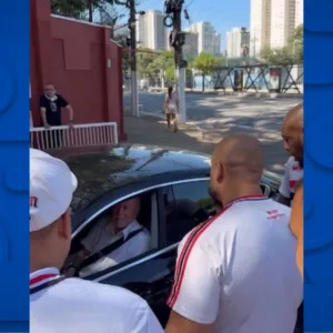 Torcida do São Paulo pressiona diretoria no CT