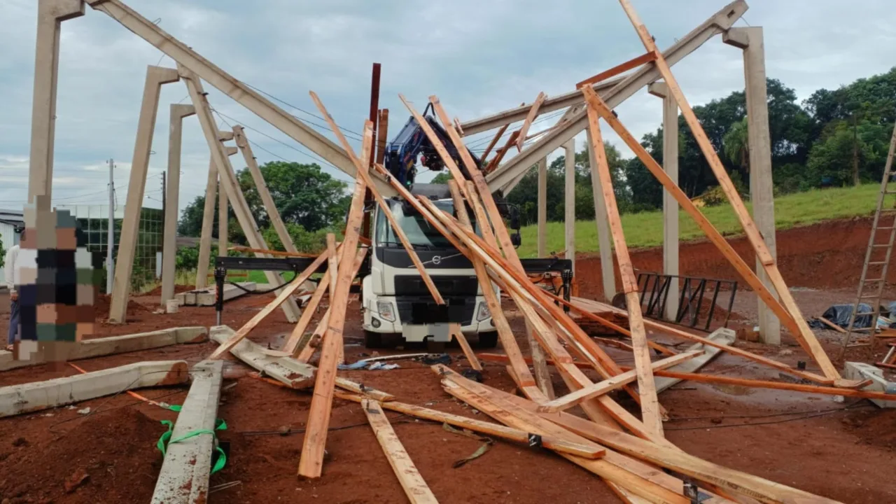 Trabalhadores ficam feridos após estrutura de obra ceder em SC