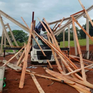 Trabalhadores ficam feridos após estrutura de obra ceder em SC