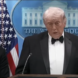 Trump é retirado às pressas após tiroteio em evento nos EUA