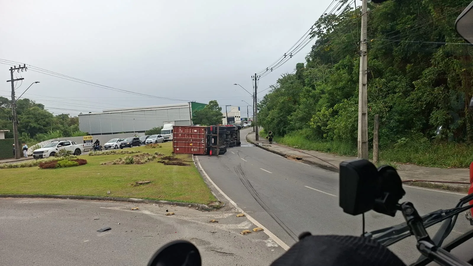 VÍDEO caminhão tomba e provoca congestionamento em Joinville