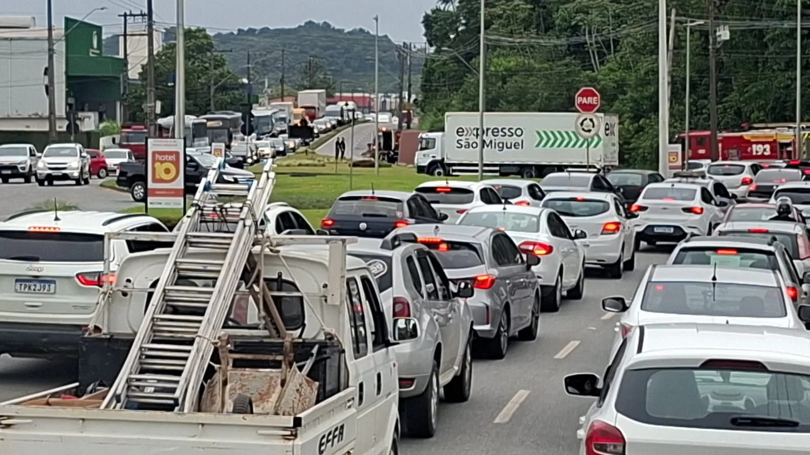 VÍDEO caminhão tomba e provoca congestionamento em Joinville