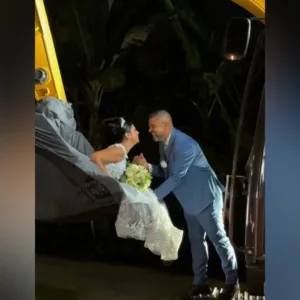 VÍDEO noiva chega ao casamento dentro de concha de escavadeira em SC