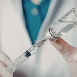 Vacina contra bronquiolite passa a ser indicada para adultos a partir de 18 anos | Foto: Canva | Reprodução