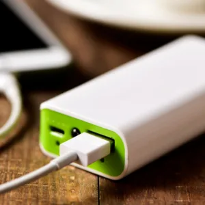 Vai viajar? Veja por que o powerbank deve ir na bagagem de mão | Foto: Canva | Reprodução
