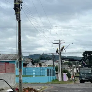 Veículo arrebenta fiação e deixa mil casas sem luz em Lages
