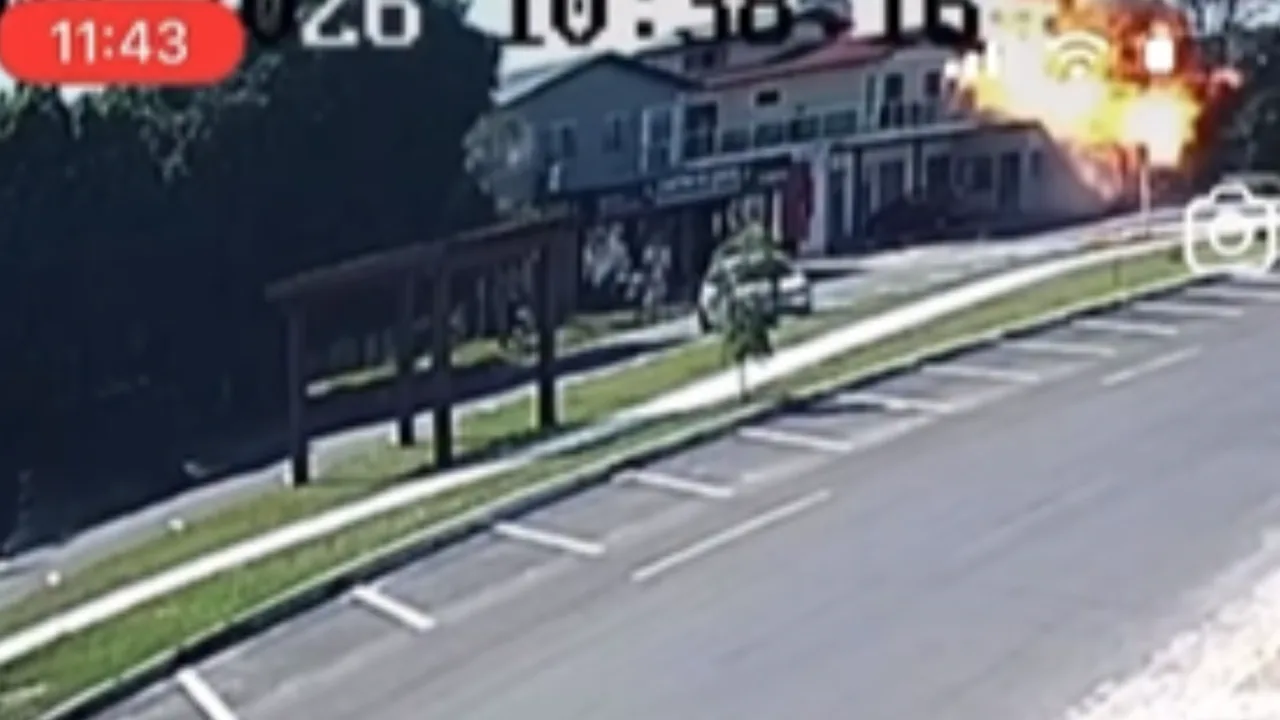 Veja momento em que avião que saiu de SC cai em restaurante em Capão da Canoa, no RS