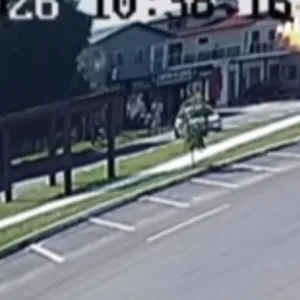 Veja momento em que avião que saiu de SC cai em restaurante em Capão da Canoa, no RS | Reprodução/Redes Sociais 