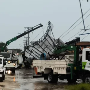 Ventos fortes causam danos em cidades de SC