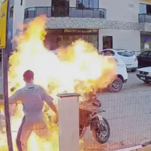 Vídeo mostra homem incendiando a própria moto para evitar apreensão