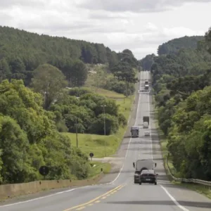 Volta do feriado deve ter mais 200 mil carros na BR-116, em SC