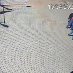 VÍDEO bombeiros salvam bebê engasgada após mãe pedir socorro em SC