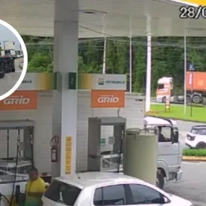 VÍDEO caminhão tomba e causa filas em Joinville
