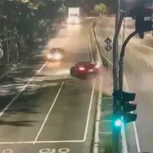 em carro de luxo, motorista embriagado provoca grave acidente