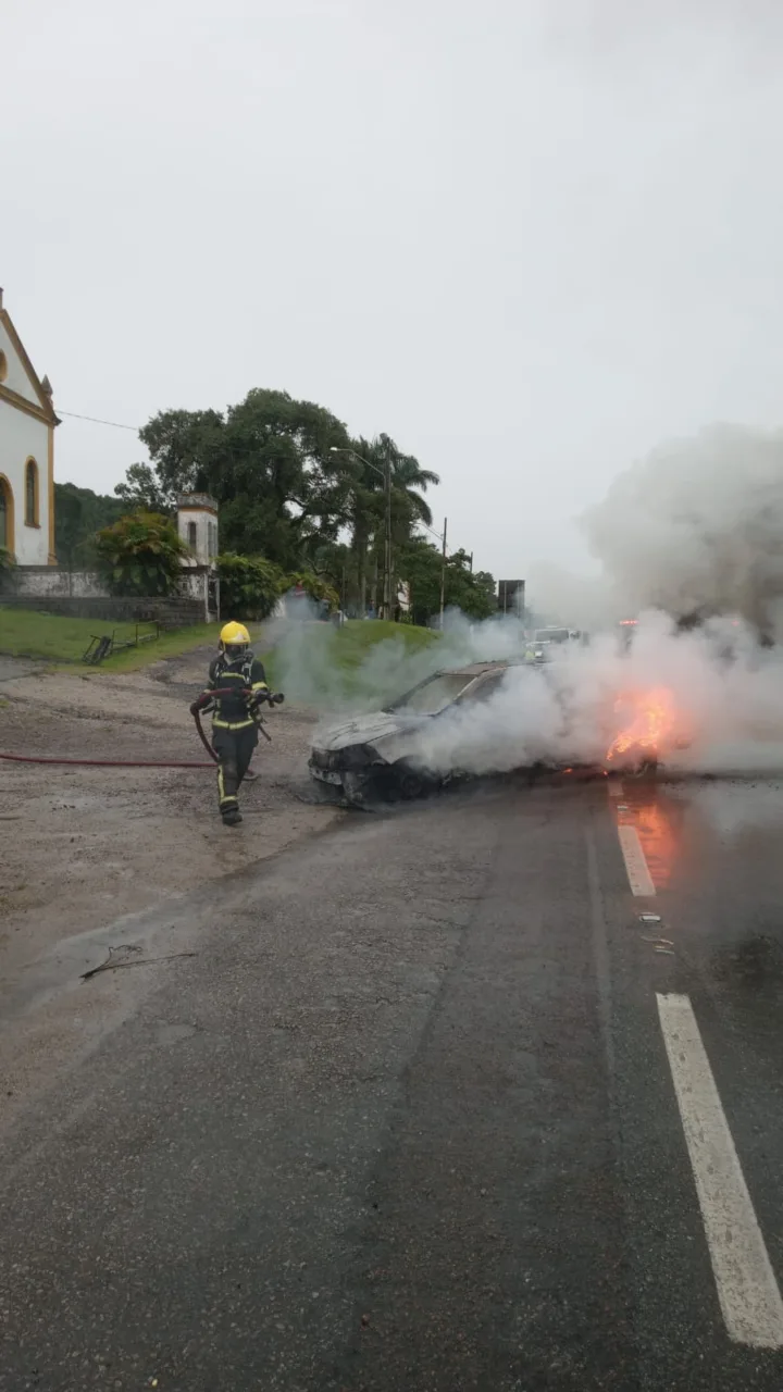 incêndio carro br-101