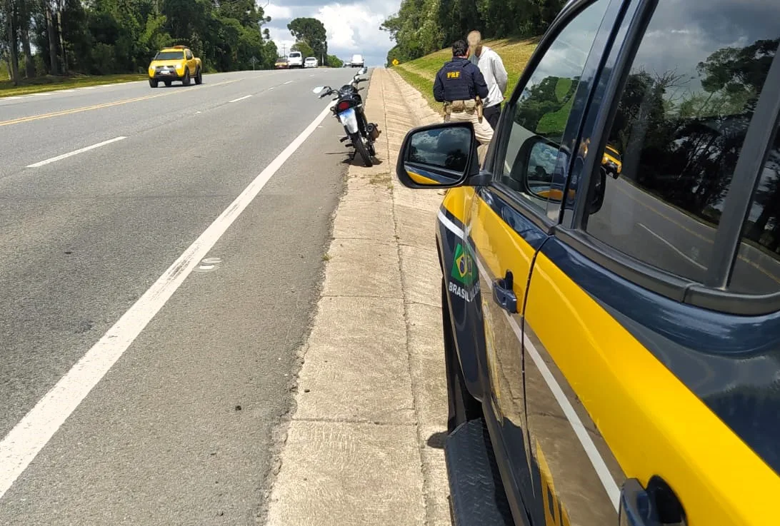 motociclista é flagrado fazendo manobra 'Superman' na BR-116 em SC