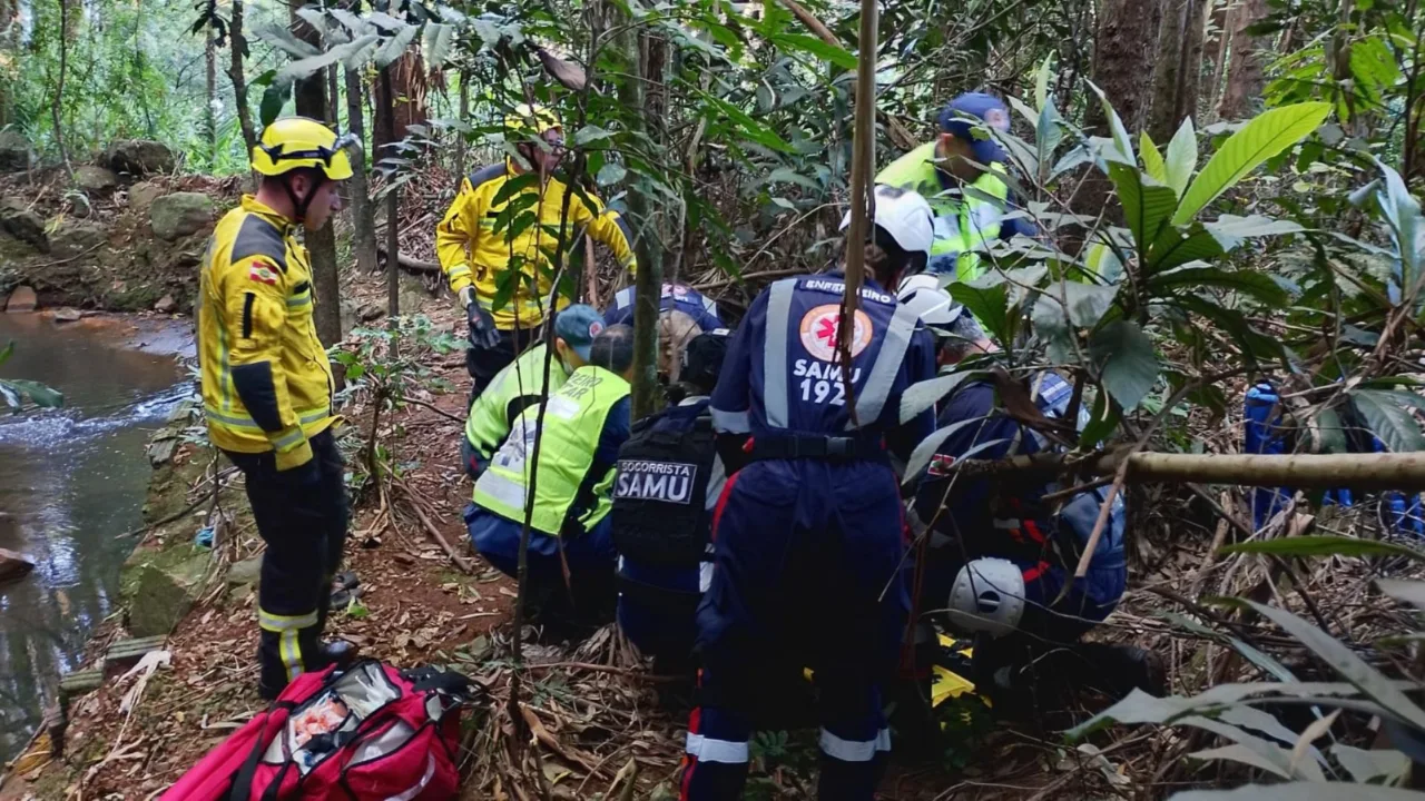 Homem sobrevive após cair de 20 metros em pedreira no Oeste de SC