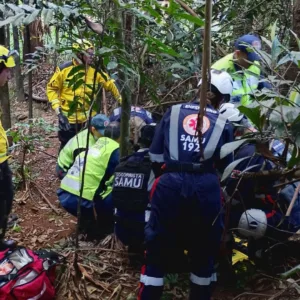 Homem sobrevive após cair de 20 metros em pedreira no Oeste de SC | Foto: Divulgação/CBMSC