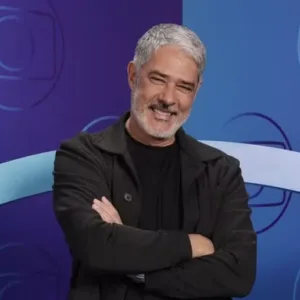 Willian Bonner recebe 33 troféus no SBT