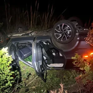 Acidente com capotamento envolve dois carros na SC-114 | Foto: PMRv Serra