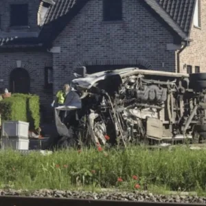 Acidente entre trem e ônibus escolar deixa quatro mortos na Bélgica