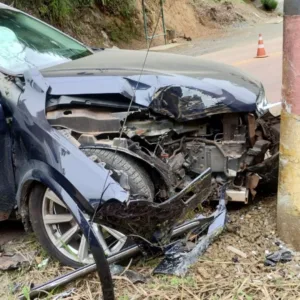 Adolescente de 15 anos pega carro "emprestado" da oficina do pai e bate em poste em Blumenau