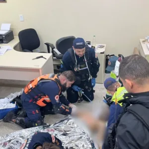 Aluno esfaqueado em escola de SC está em estado gravíssimo | Foto: SERFRON/SAMU Aeromedico
