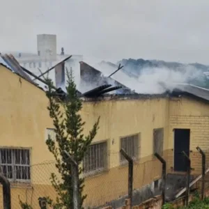 Antiga creche é atingida por incêndio no Bairro Ipiranga em Lages | Foto: Amarildo Volpato / Rádio Clube de Lages