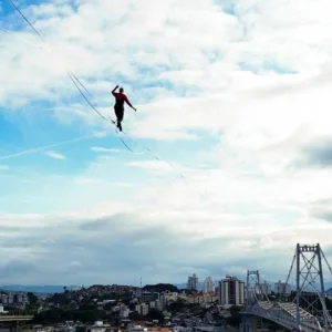 Atleta catarinense bate recorde mundial em travessia na Ponte Hercílio Luz