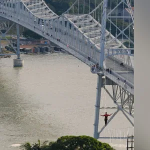 Atleta de SC inicia travessia em busca de recorde mundial na Ponte Hercílio Luz