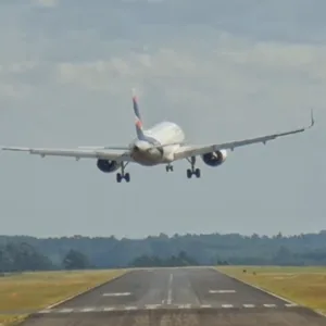 Aviões balançam com vento forte no aeroporto de Chapecó