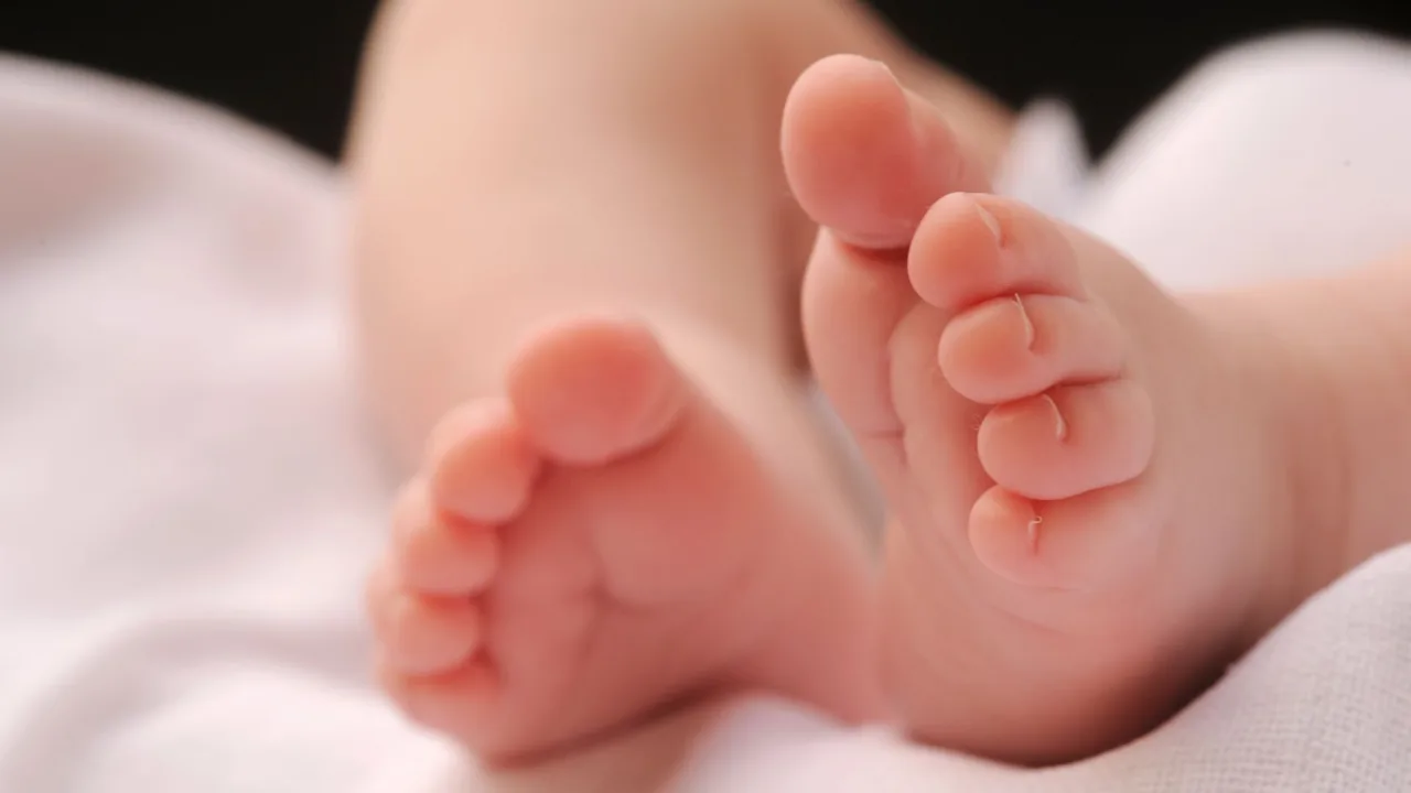 Bebê morre ao lado da mãe após ser colocado para dormir