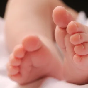Bebê morre ao lado da mãe após ser colocado para dormir | Foto: Canva/Reprodução