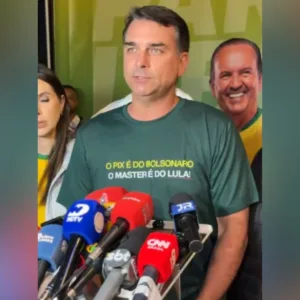 "Boicotados pelo Lula", diz Flávio Bolsonaro sobre recursos para SC em evento do PL em Florianópolis