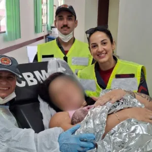 Bombeiros realizam parto de emergência dentro de viatura em Florianópolis | Foto: CBMSC/Reprodução