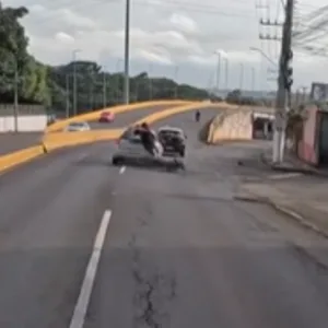Câmera em capacete registra colisão entre carro e moto em Chapecó
