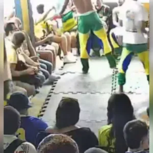 Câmeras registram turista deixando banana após apresentação de capoeiristas no RJ | Foto: Reprodução via SBT News