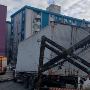 Caminhão bate contra poste de energia elétrica em São José