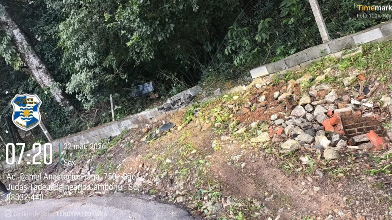 Caminhonete cai em ribanceira após sair da pista em BC
