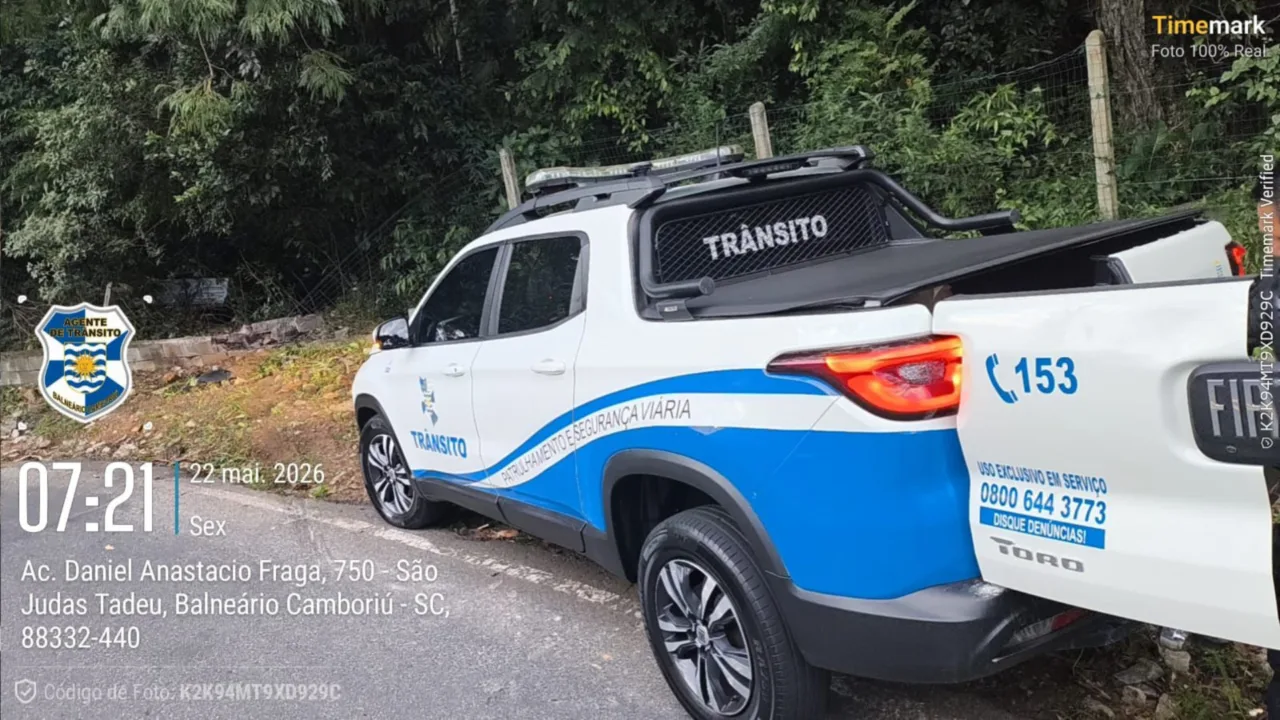 Caminhonete cai em ribanceira após sair da pista em BC