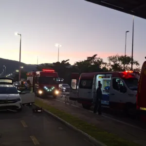 Carro bate em poste, que é arrancado e arrastado por 50 metros em Florianópolis | Foto: CBMSC/Divulgação