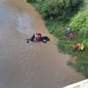Carro cai em rio de SC e mulher morre após ficar 40 minutos submersa | Foto: CBMSC/Divulgação