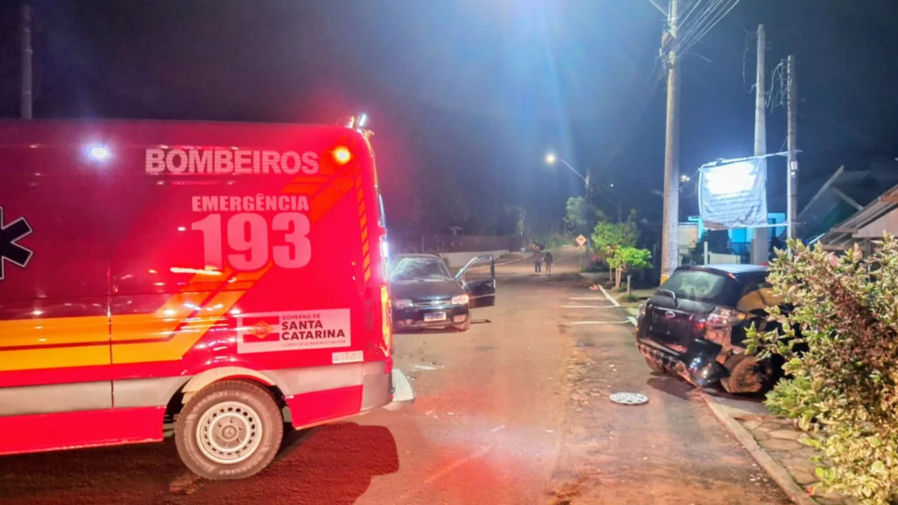 Carro capota após bater em veículo parado em SC