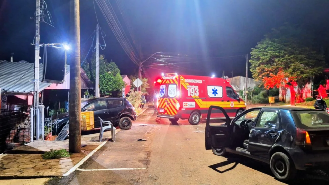 Carro capota após bater em veículo parado em SC