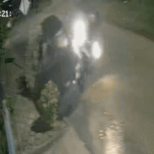 Carro capota após bater em veículo parado em SC | Reprodução/12° Batalhão de Bombeiros Militar