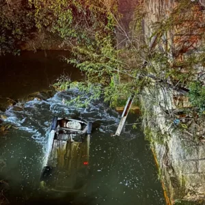 Carro despenca de ponte de sete metros em rio e homem morre em SC