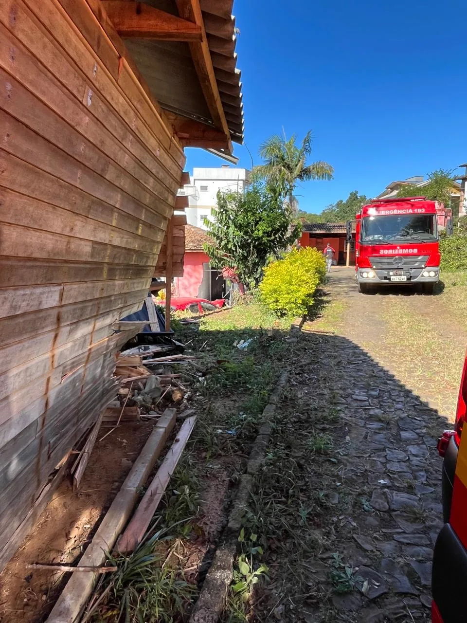 Carro invade casa e mata homem de 80 anos em SC (1)