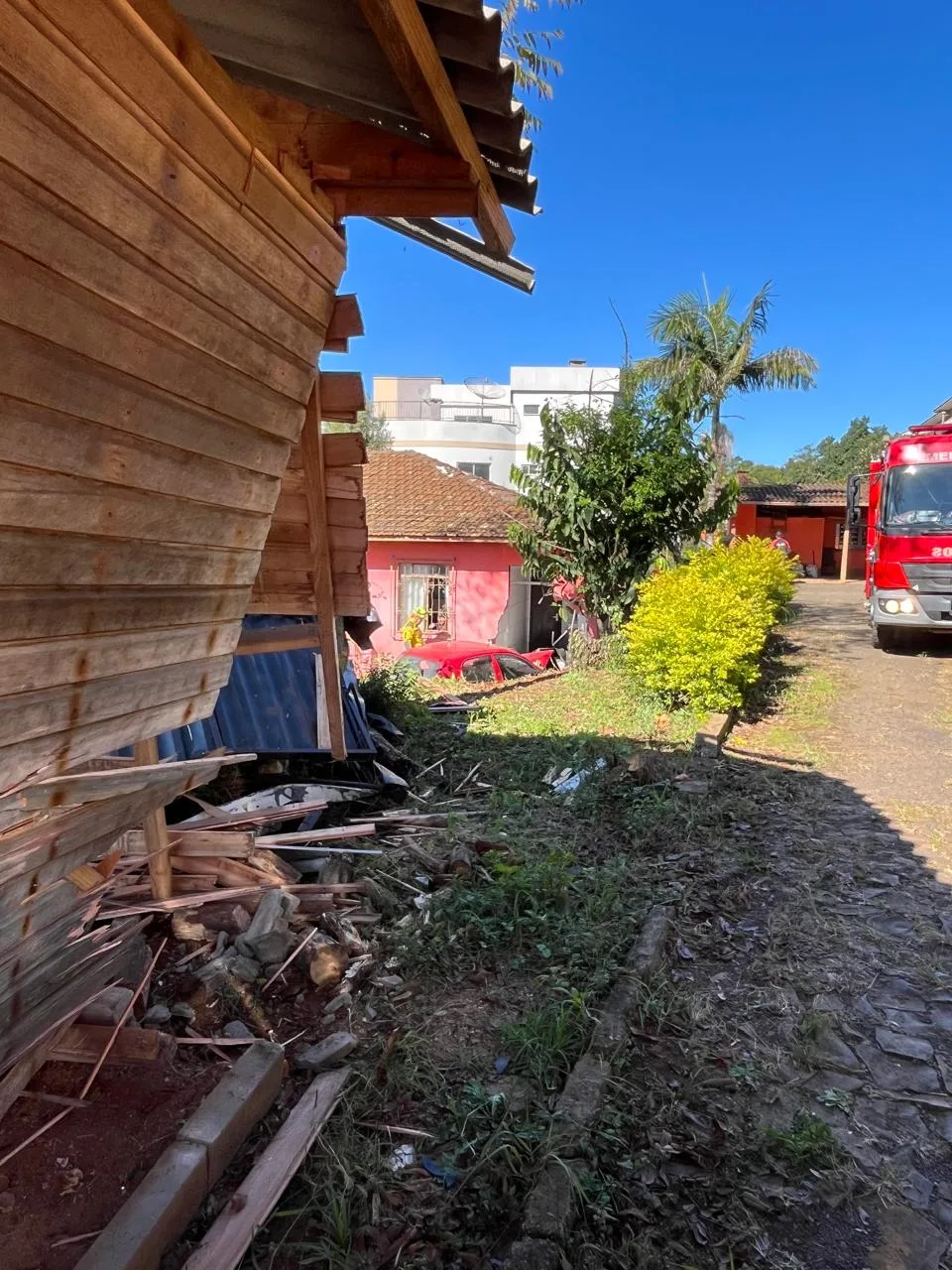 Carro invade casa e mata homem de 80 anos em SC (2)